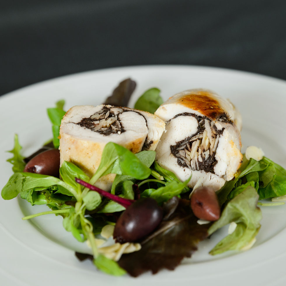 une assiette dressée avec de la salade et des belles tranches de ballotines farcies aux olives kalamon