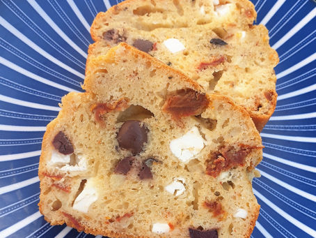 Cake aux tomates séchées, feta et olives kalamon