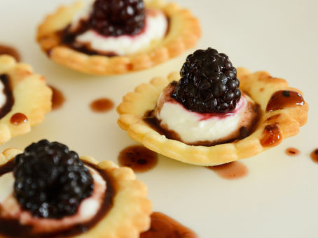 Tartelettes à la chantilly de feta et aux mûres