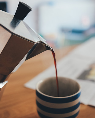 Het gieten van de koffie