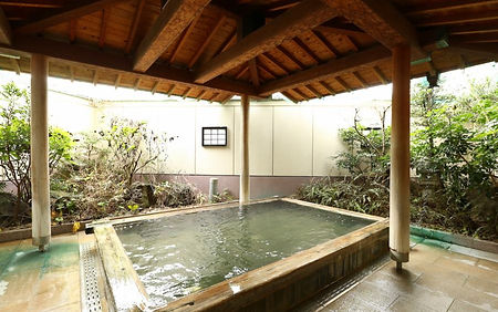 檜露天風呂付き大浴場「酔月」