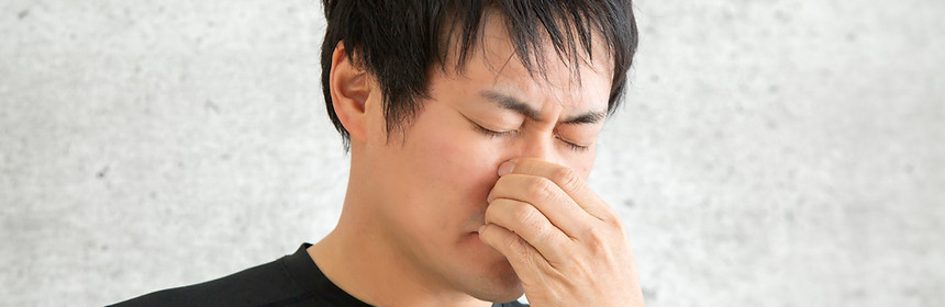 鼻が痛い男性