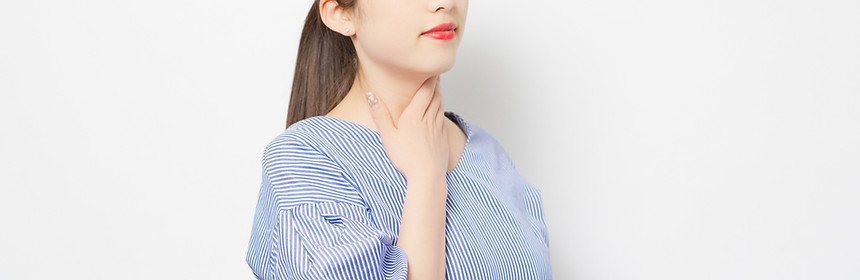 のどが痛い女性