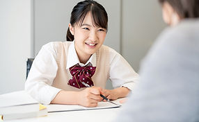 先生に質問する生徒