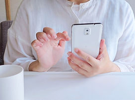 スマホを持っている手