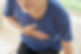 胸を押さえている男性