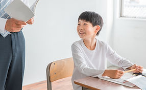 個別指導を受けている小学生