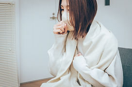 咳をしている女性