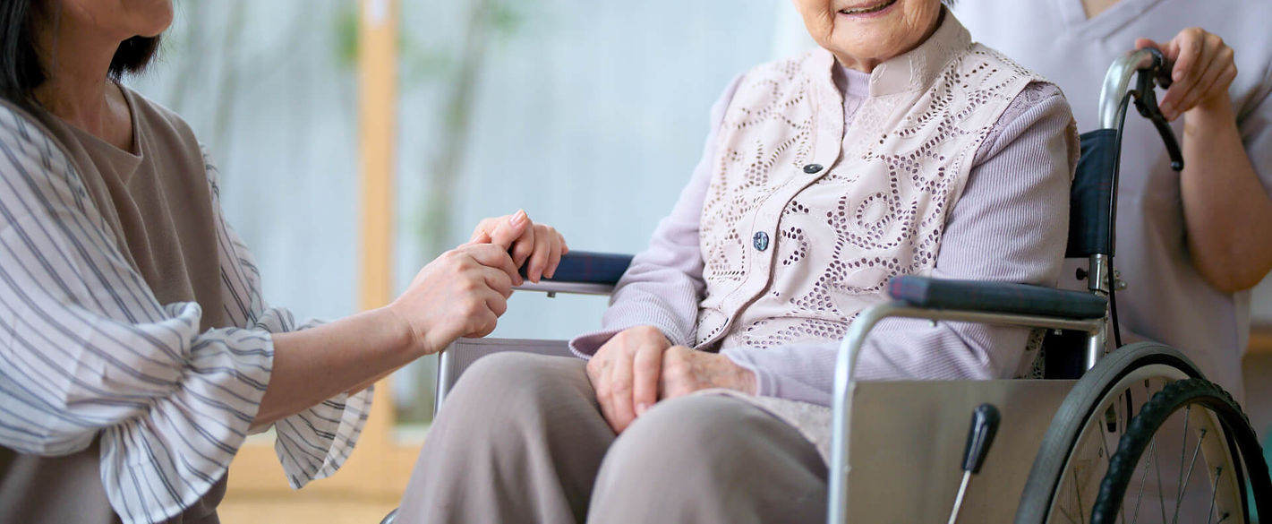 車椅子に座っている高齢者