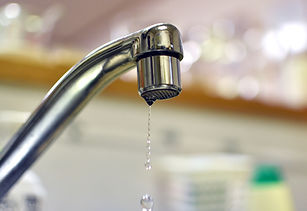 蛇口を閉めても水が垂れて、洗面台の下が湿っている!