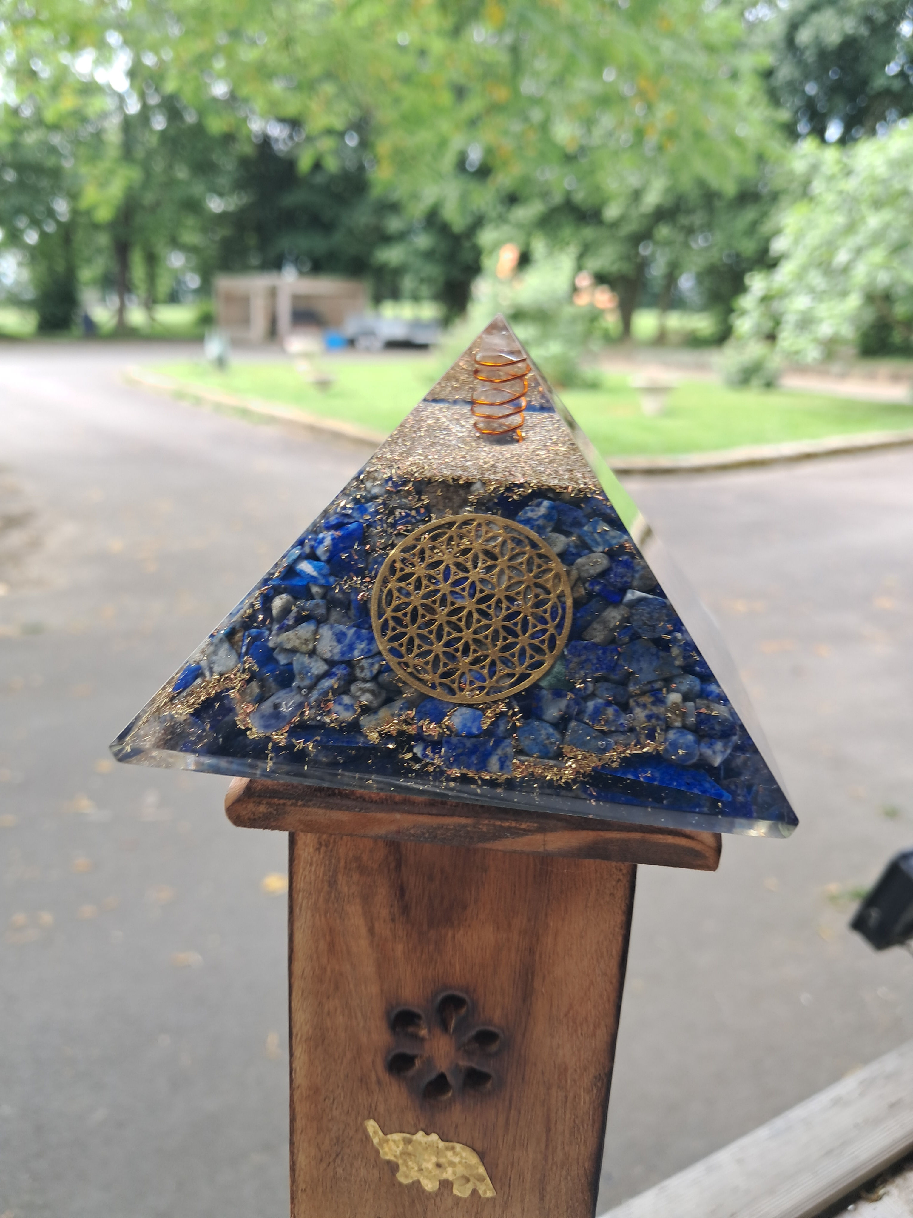 Pyramide Orgonite Lapis Lazuli et Fleur de Vie