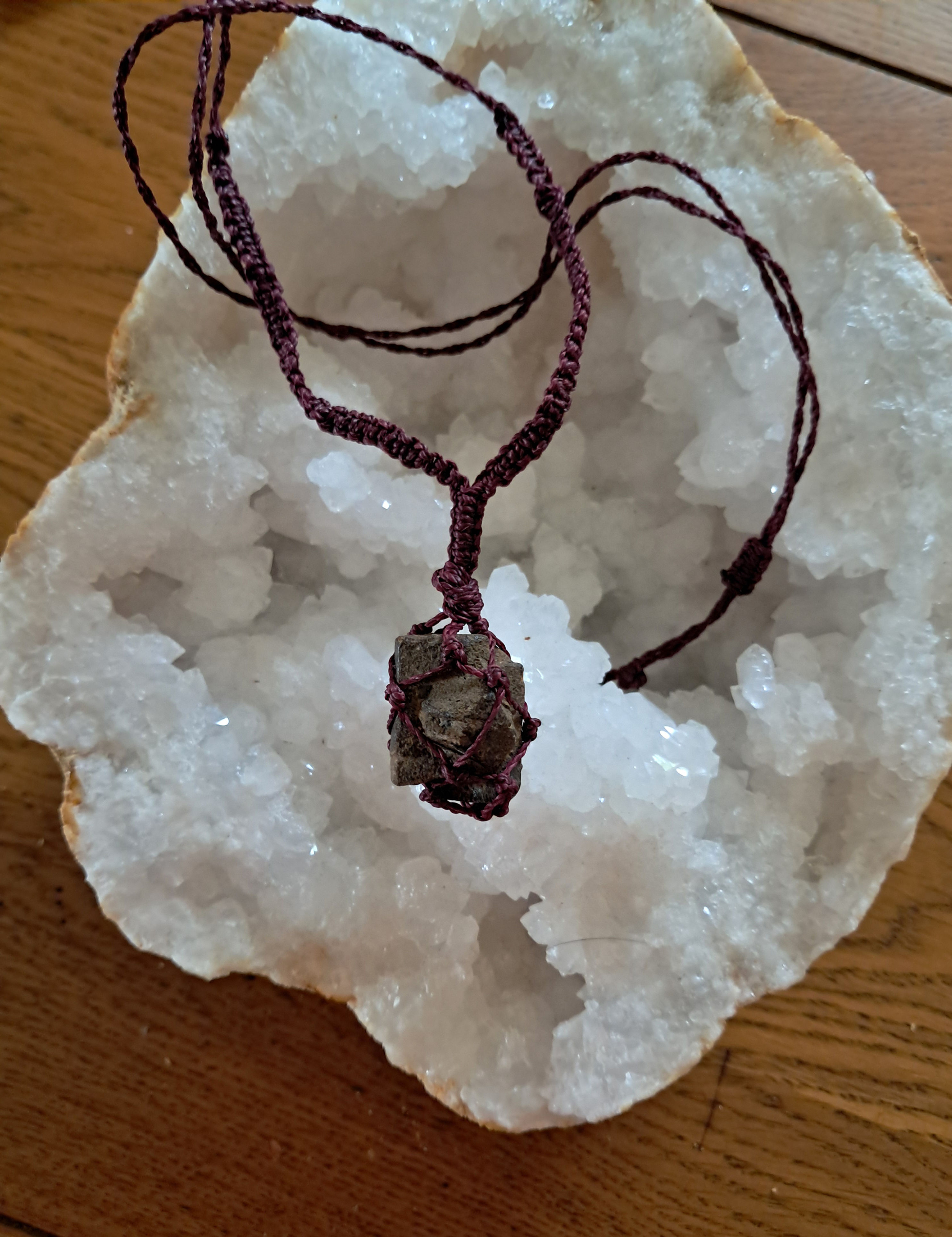 Pendentif Staurotide Macramé couleur bordeaux