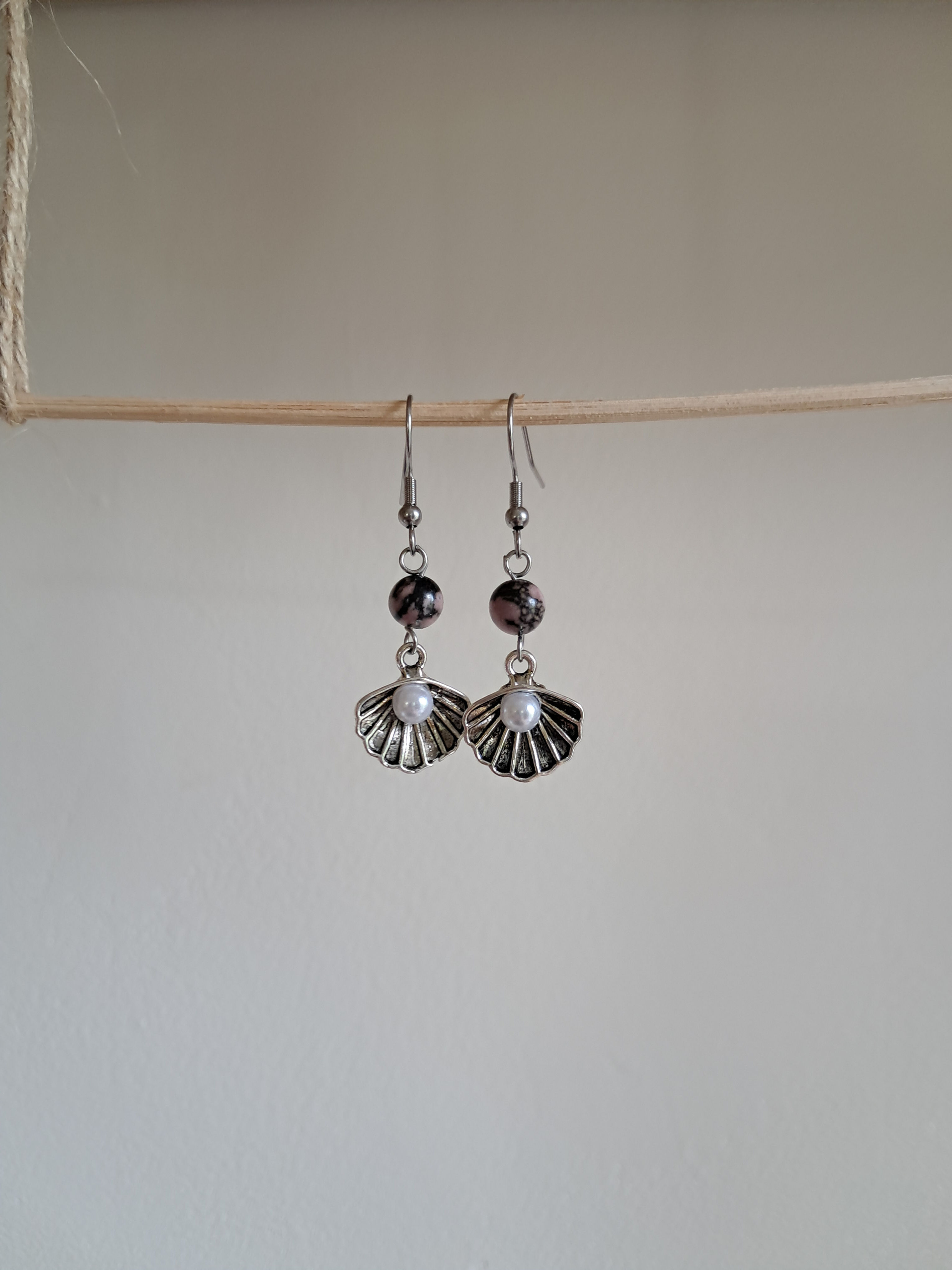 Boucles d'oreilles argentées Rhodonite avec coquille st jacques