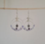 Boucles d'oreilles artisanales en phosphosidérite naturelle avec double anneau argenté, plume et perles violettes