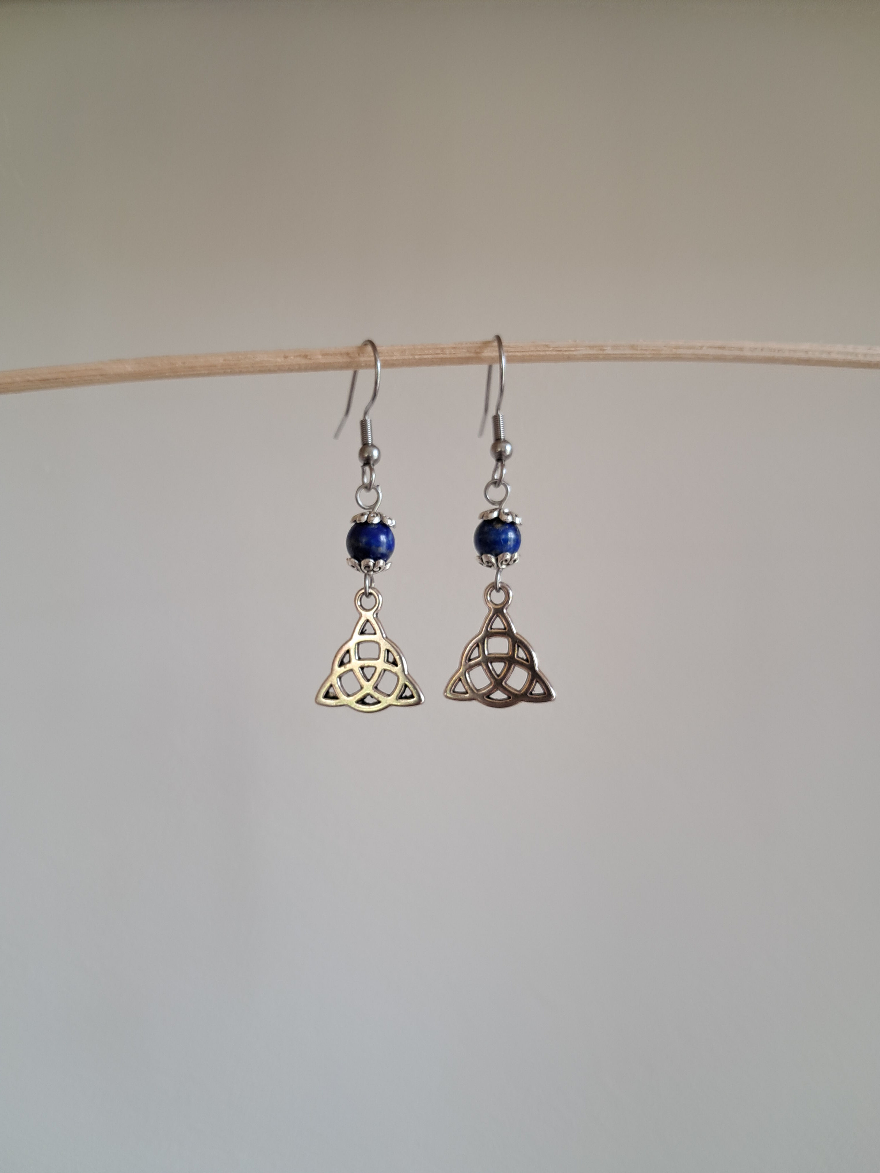 Boucles d'Oreilles argentées avec Triquetra Lapis Lazuli et Fleur
