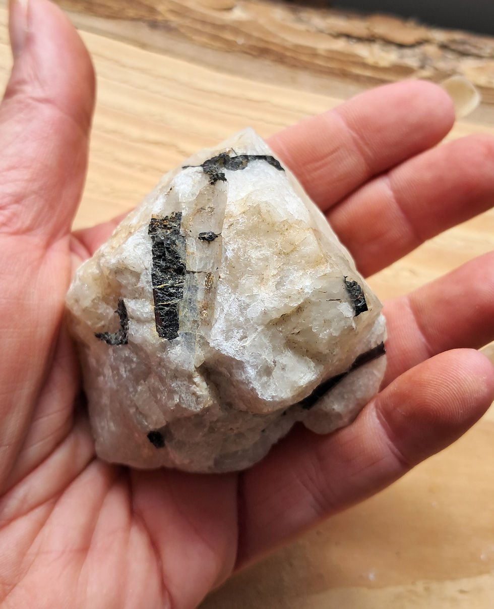 Quartz avec inclusions de Tourmaline Brute 186 Grammes