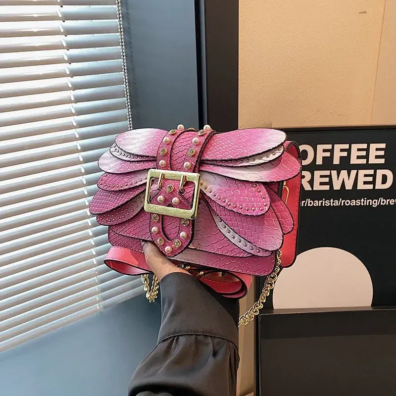Miniatura: Bolsa Transversal Feminina de Couro com Corrente – Elegante, Compacta e Moderna