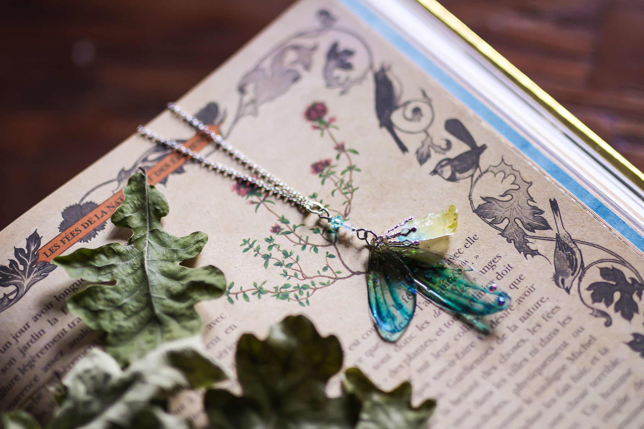 collier bijoux ailes de fée sorcière papillon elfique fantasy féerique couleur vert et bleu avec quartz aura