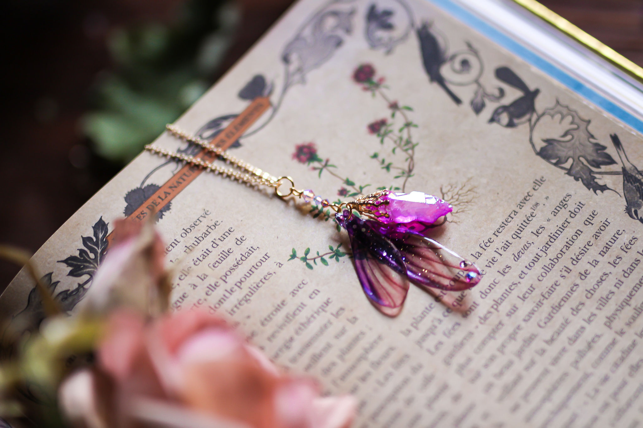 collier bijoux ailes de fée style sorcière papillon elfique fantasy féerique couleur violet avec quartz aura