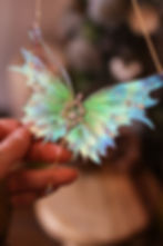 collier bijoux ailes de fée papillon elfique fantasy féerique couleur vert et rose printemps