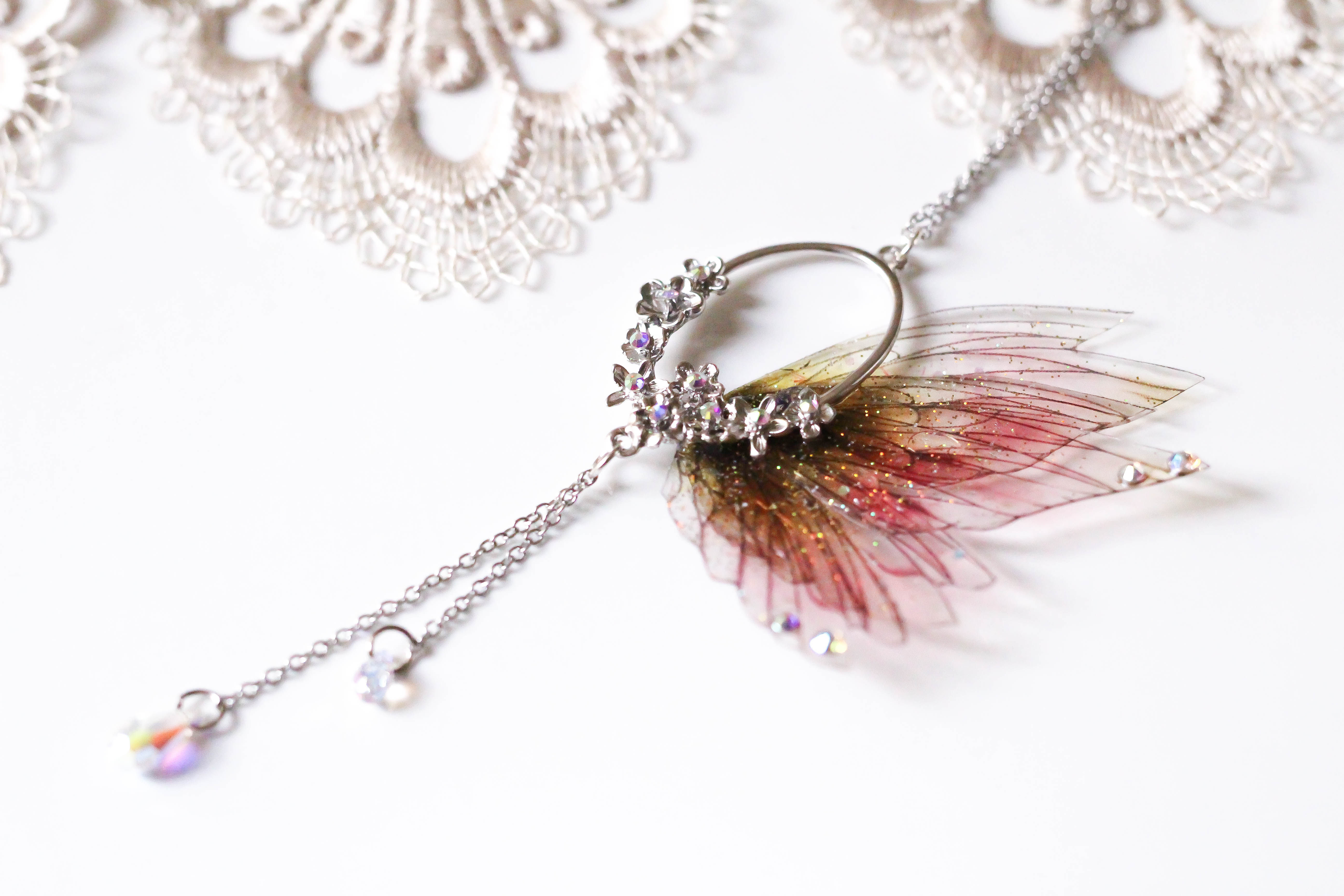 collier bijoux ailes de fée papillon sirène princesse elfique fantasy féerique cristal couleur vert et rose poudré