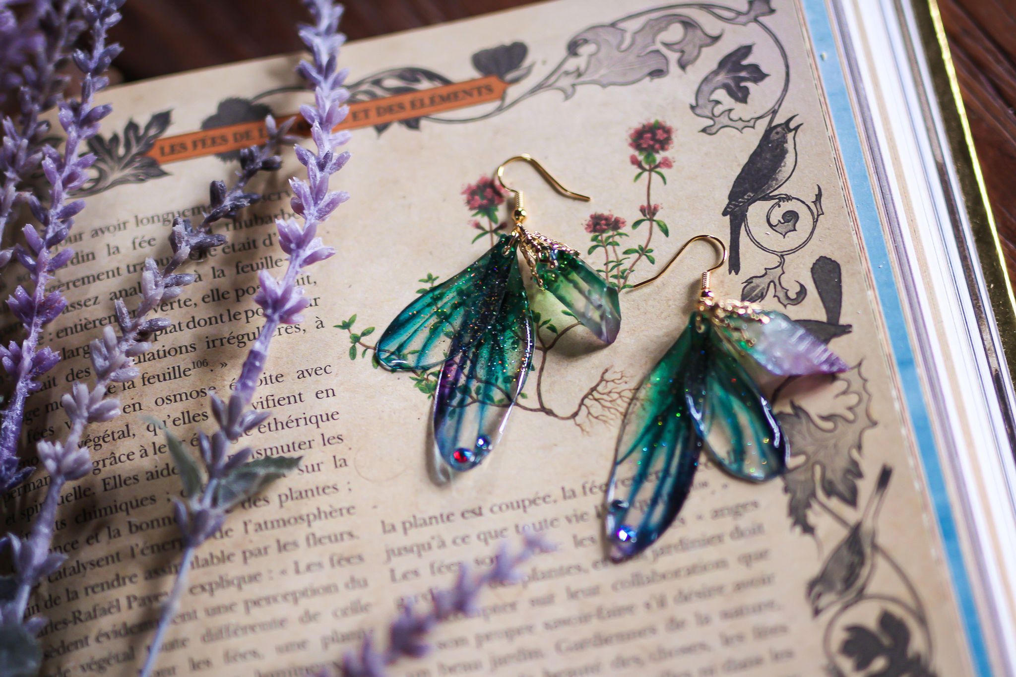 boucles d'oreilles bijoux ailes de fée sorcière papillon elfique fantasy féerique couleur vert et violet avec quartz aura