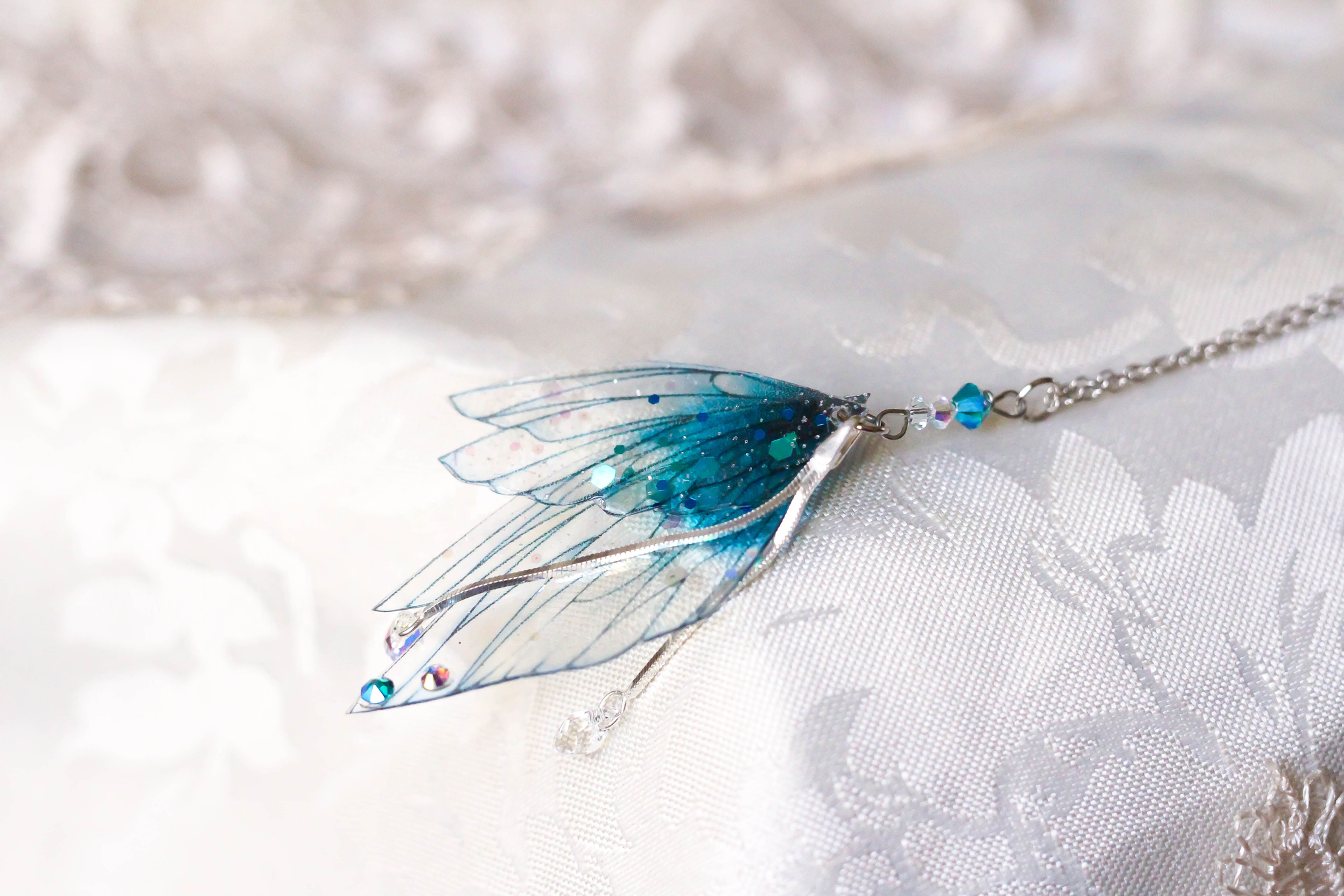 collier bijoux ailes de fée papillon sirène elfique fantasy féerique cristal couleur bleu ciel turquoise