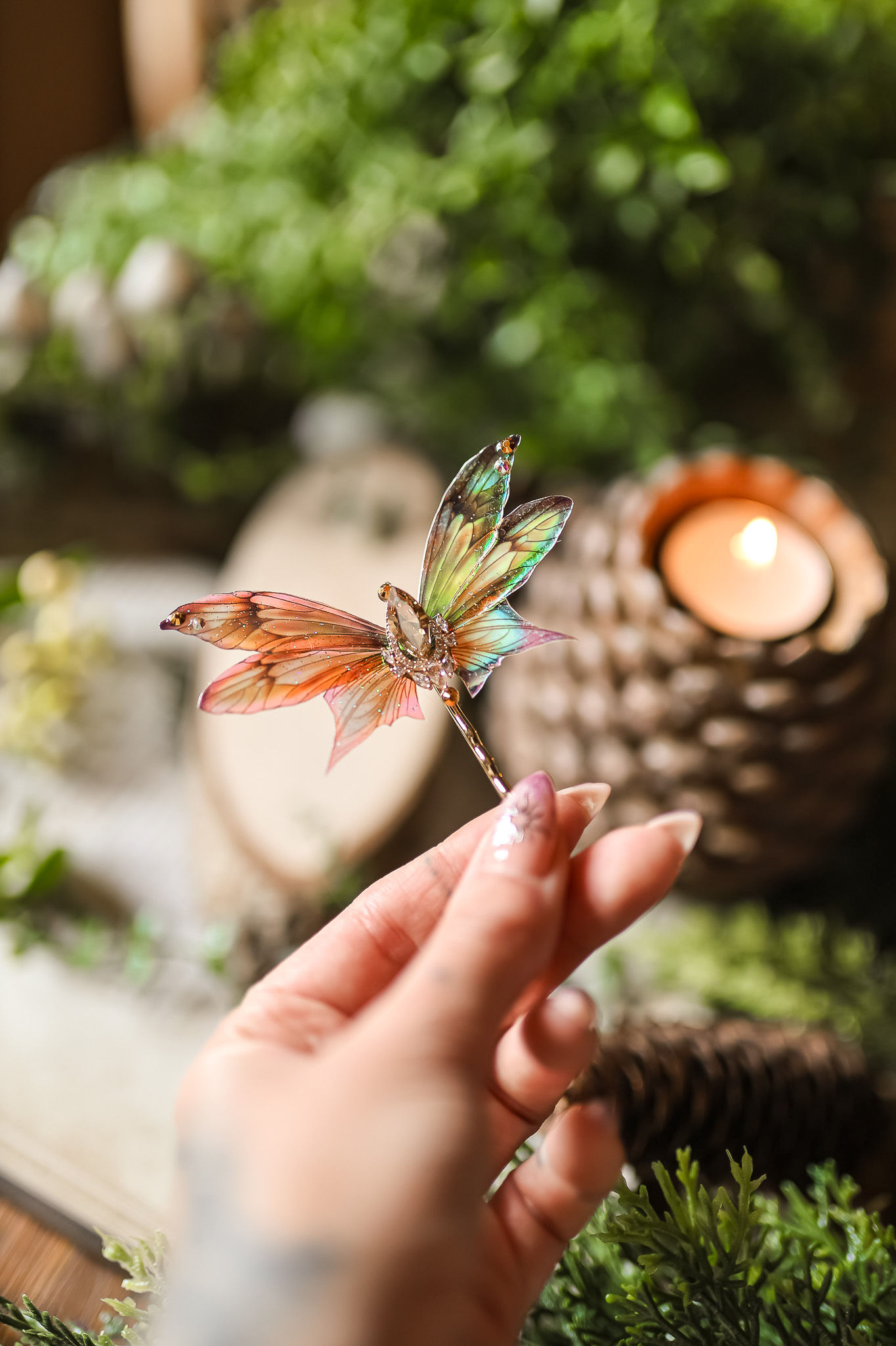 Barrette à cheveux féerique artisanale ornée d’ailes de fée en résine et irisées, bijou de cheveux réalisé à la main.