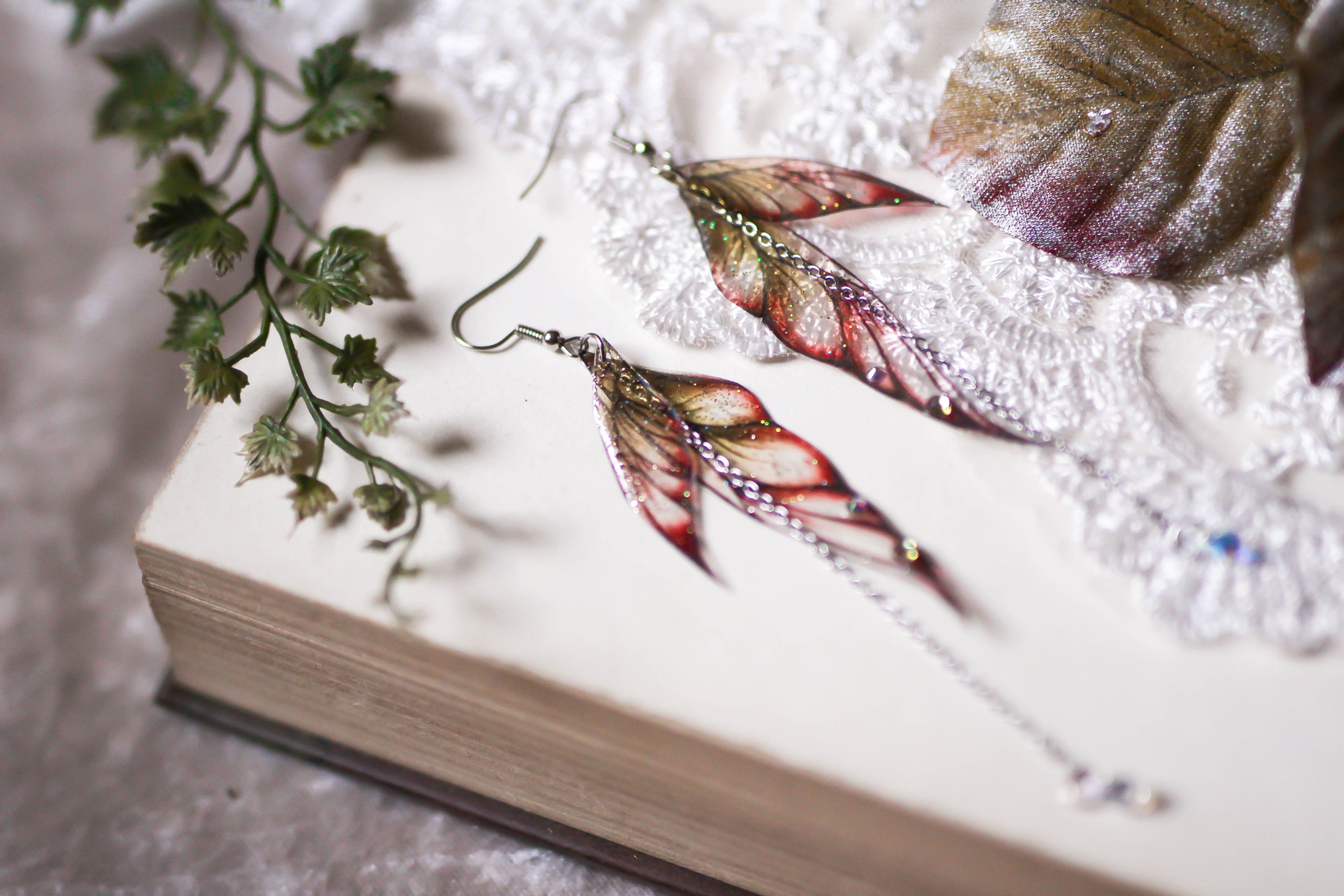 boucles d'oreilles bijoux ailes de fée papillon princesse elfique fantasy féerique cristal couleur vert et rouge feu