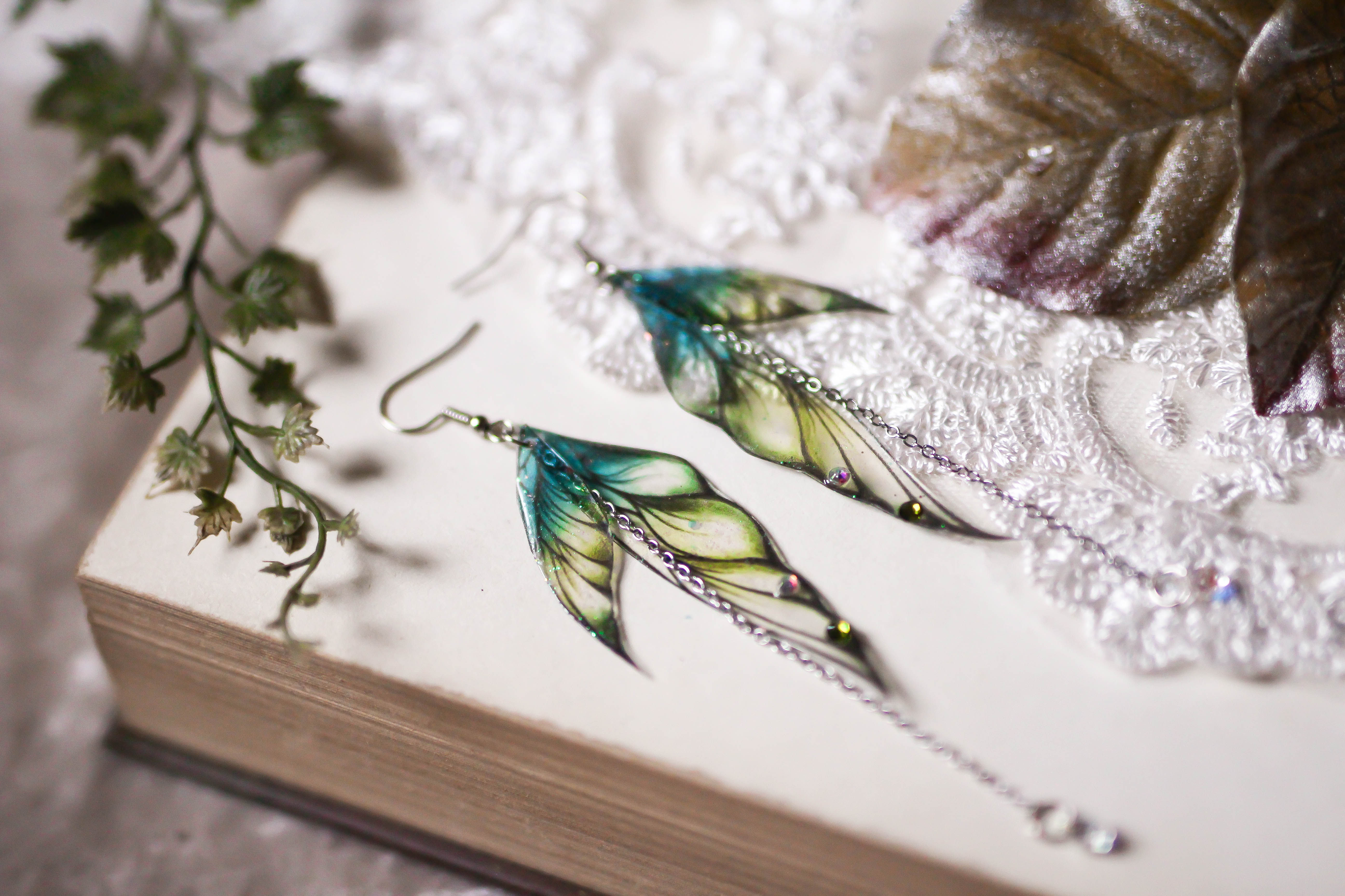 boucles d'oreilles bijoux ailes de fée papillon princesse elfique fantasy féerique cristal couleur turquoise et vert mousse