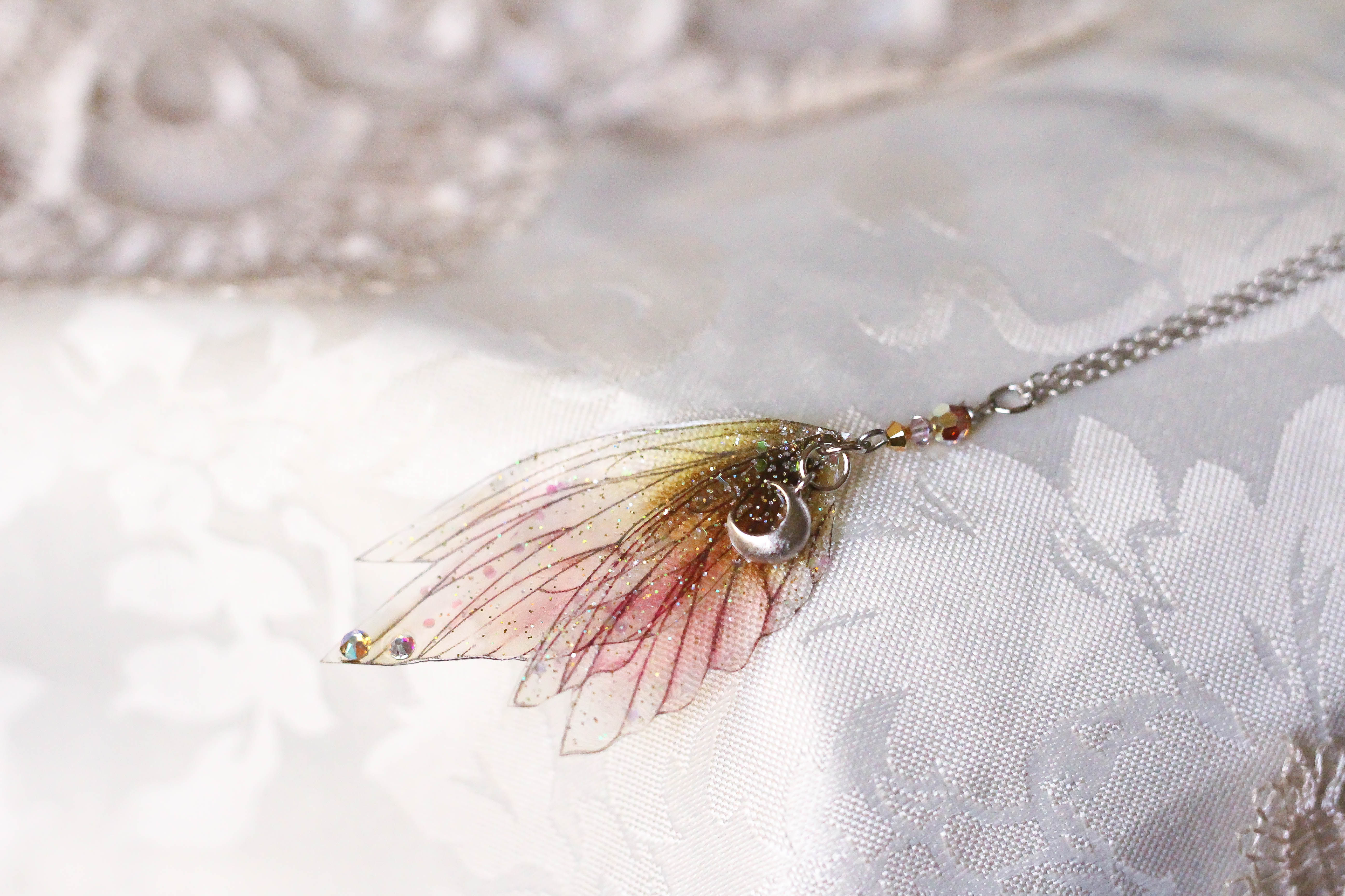 collier bijoux ailes de fée papillon sirène princesse elfique fantasy féerique lune cristal couleur vert et rose poudré