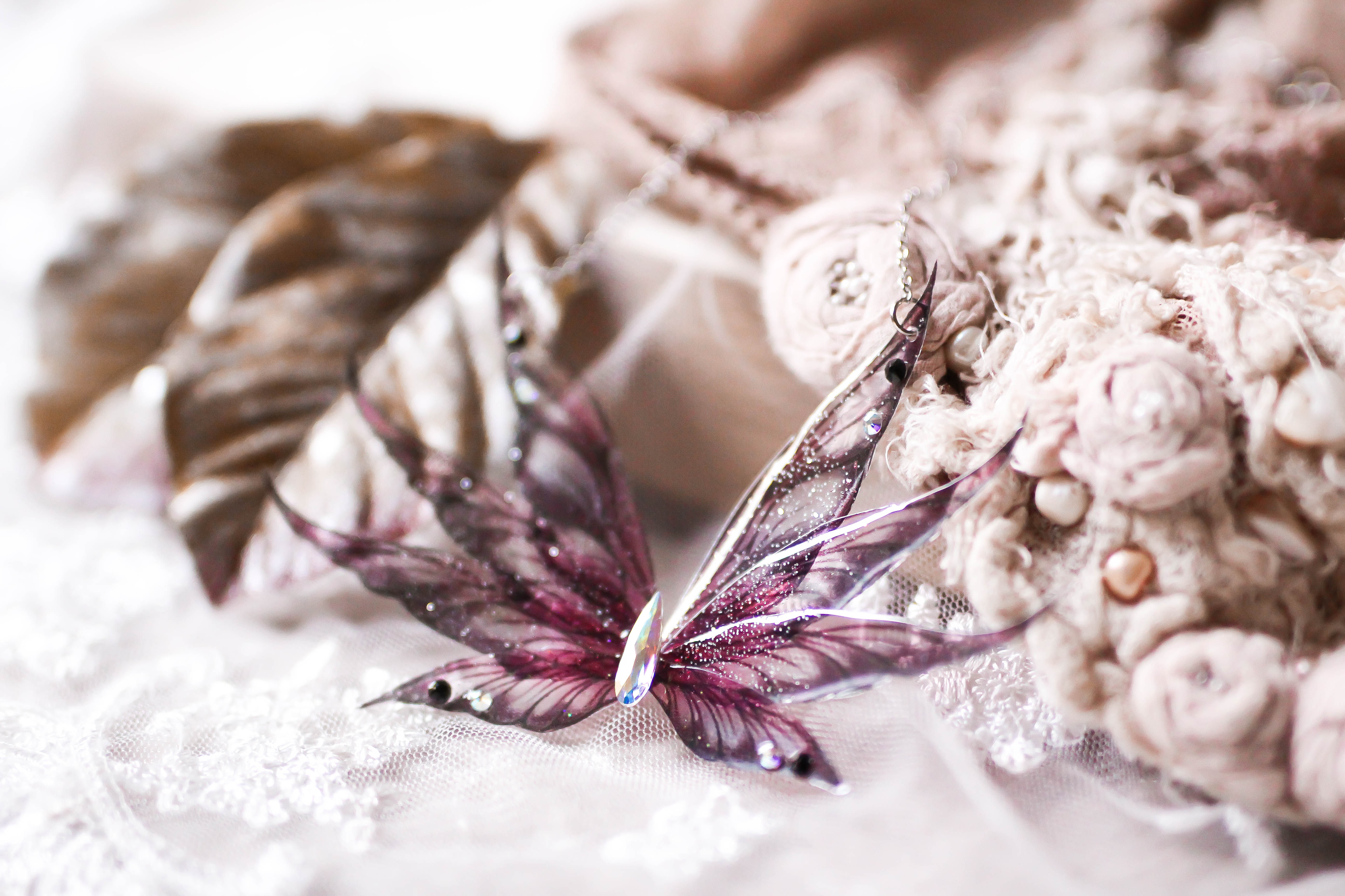 collier bijoux ailes de fée fines papillon sirène princesse elfique fantasy féerique cristal couleur bordeaux pourpre