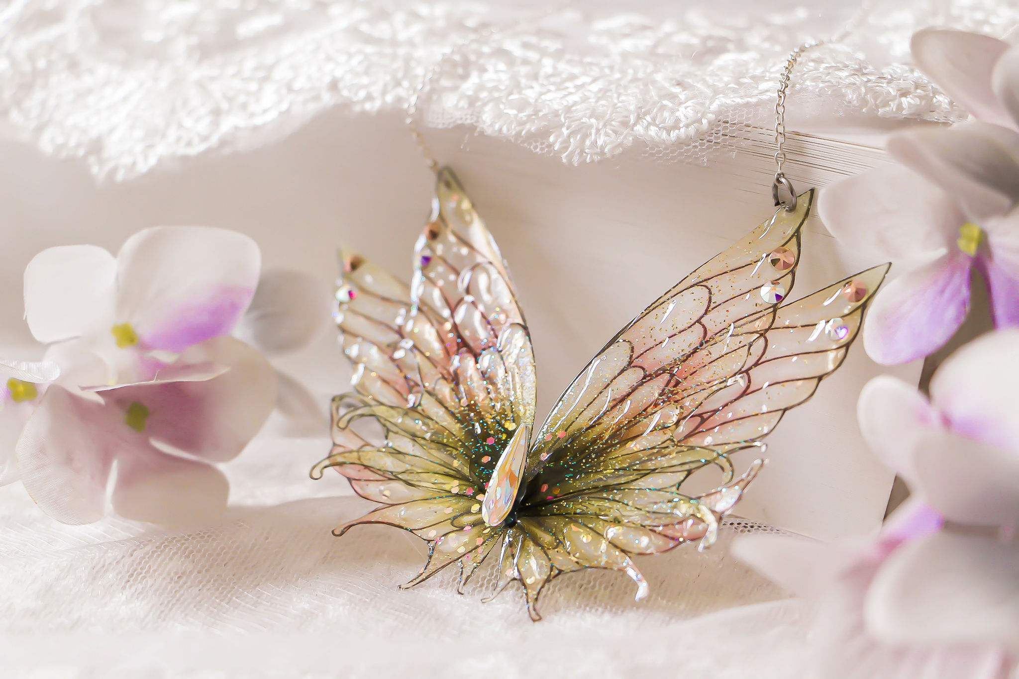 collier bijoux ailes de fée papillon nageoires de sirène elfique fantasy féerique couleur vert et rose pêche