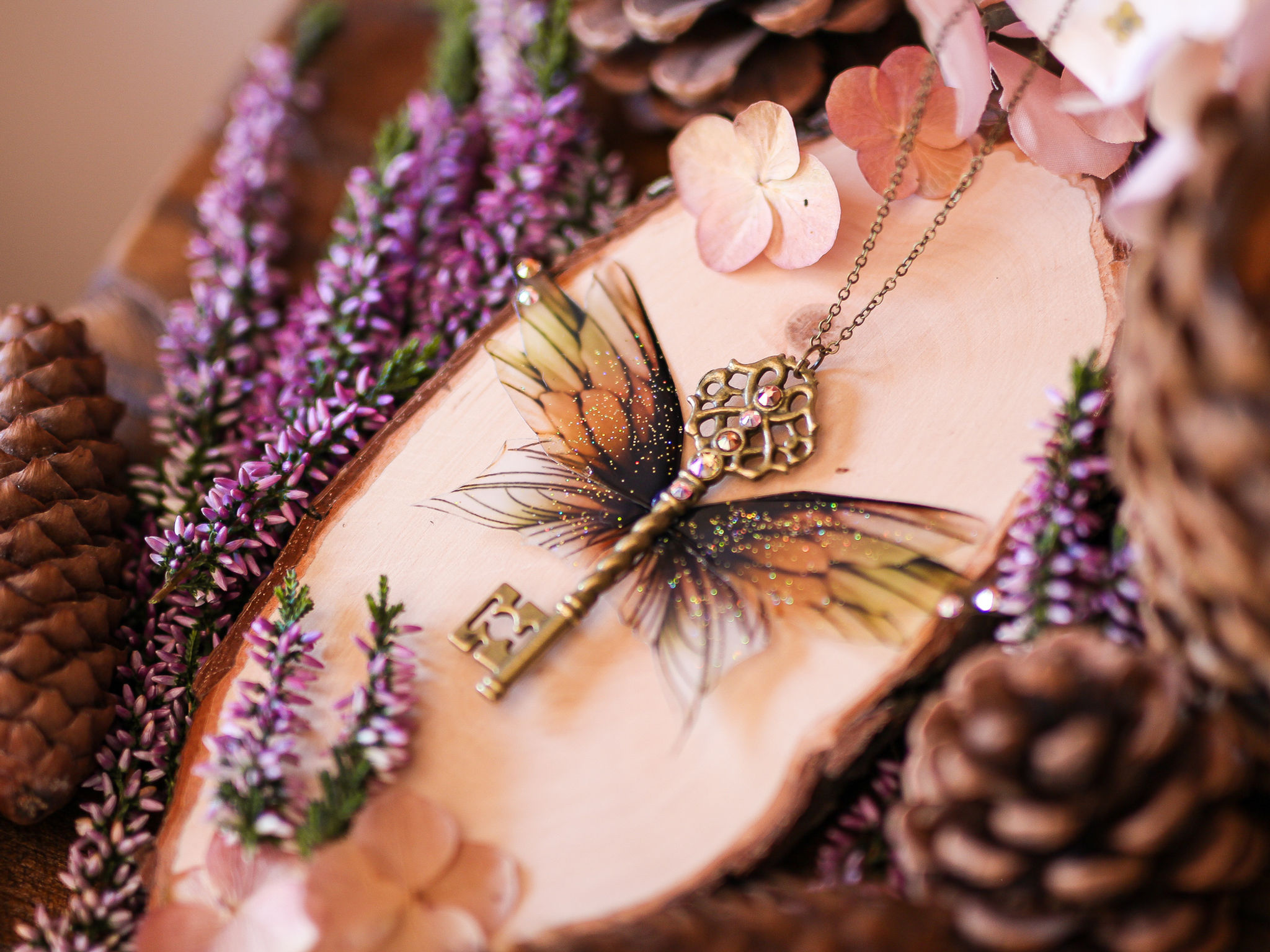 collier clé ailée bijoux ailes de fée papillon elfique elfe fantasy féerique automne vert ambre doré feuille érable