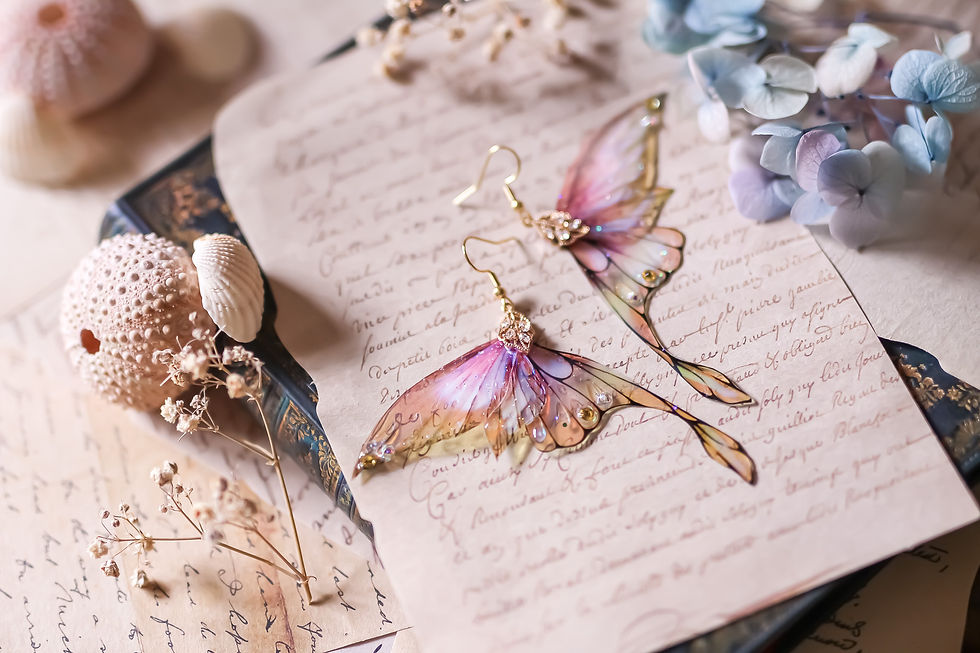 boucles d'oreilles bijoux ailes de fée ailes de sirène nageoire papillon elfique fantasy féerique couleur rose et vert pâle