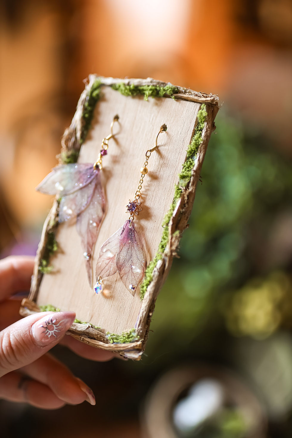 Thumbnail: Boucles d’oreilles ailes de fée papillon artisanale en résine, irisées et pailletées, bijou elfique végétal forêt enchanté