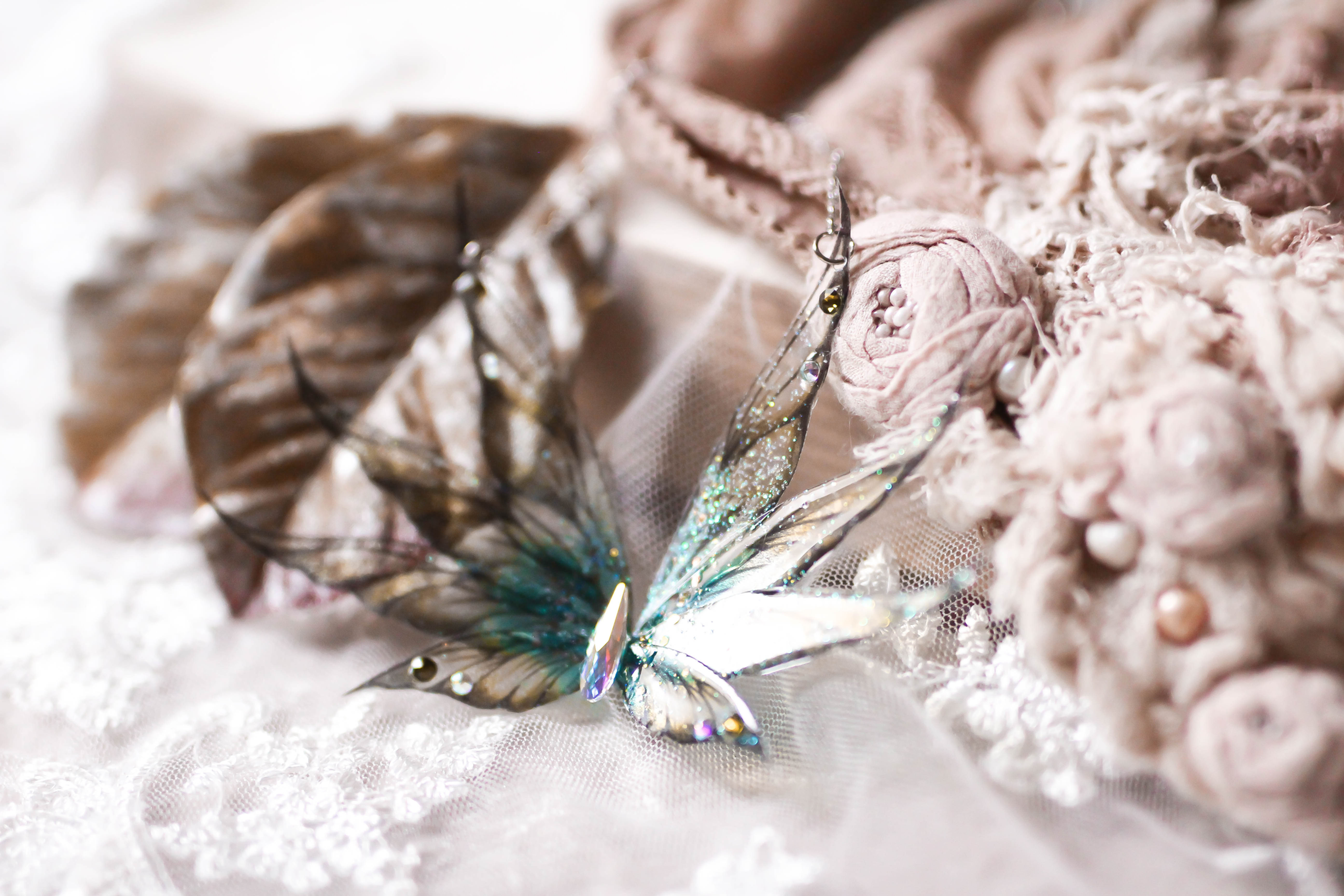 collier bijoux ailes de fée fines papillon sirène princesse elfique fantasy féerique cristal couleur turquoise et vert mousse