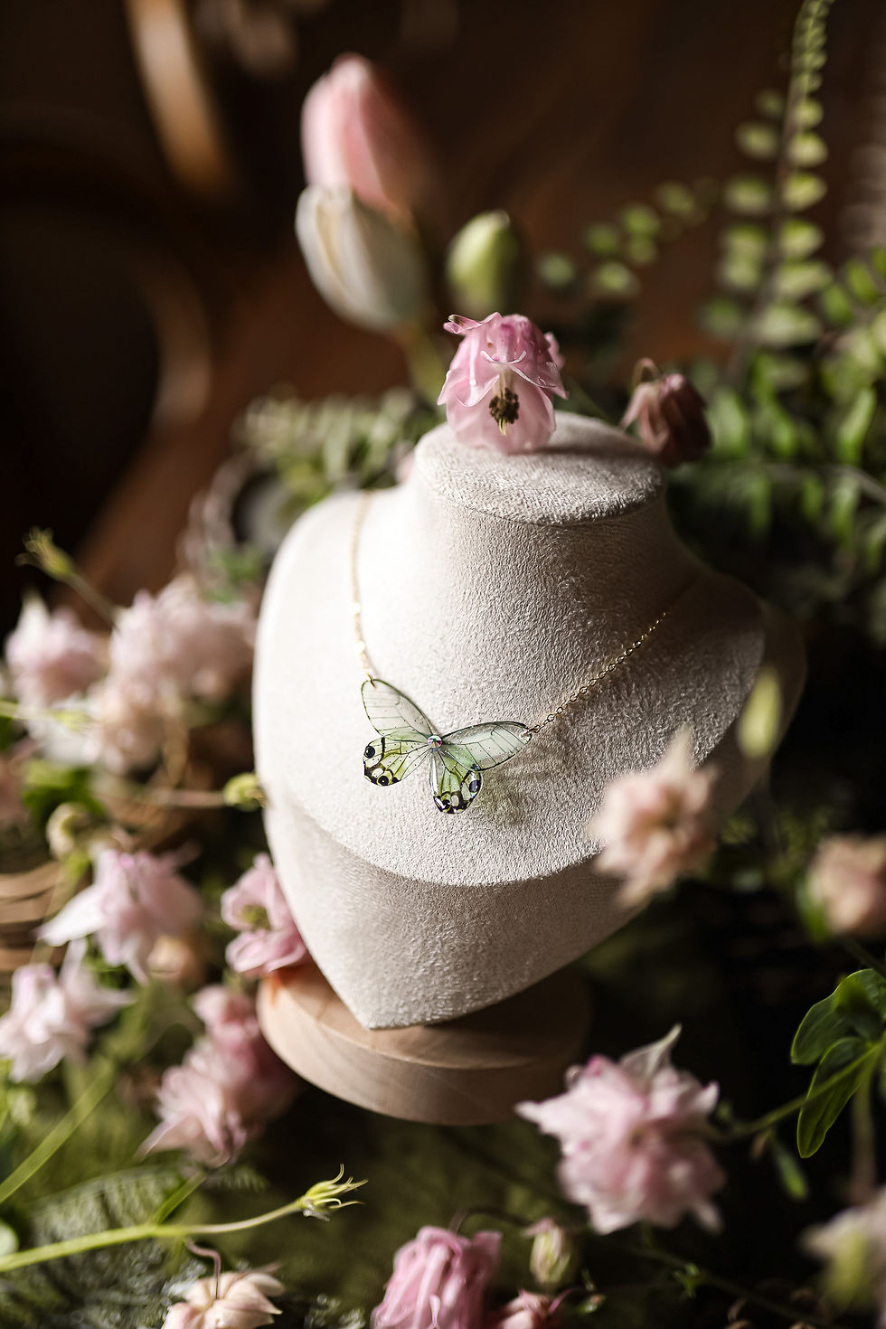 Thumbnail: Collier bijoux papillon ailes de fée artisanal en résine avec ailes translucides et irisées, entièrement réalisé à la main.