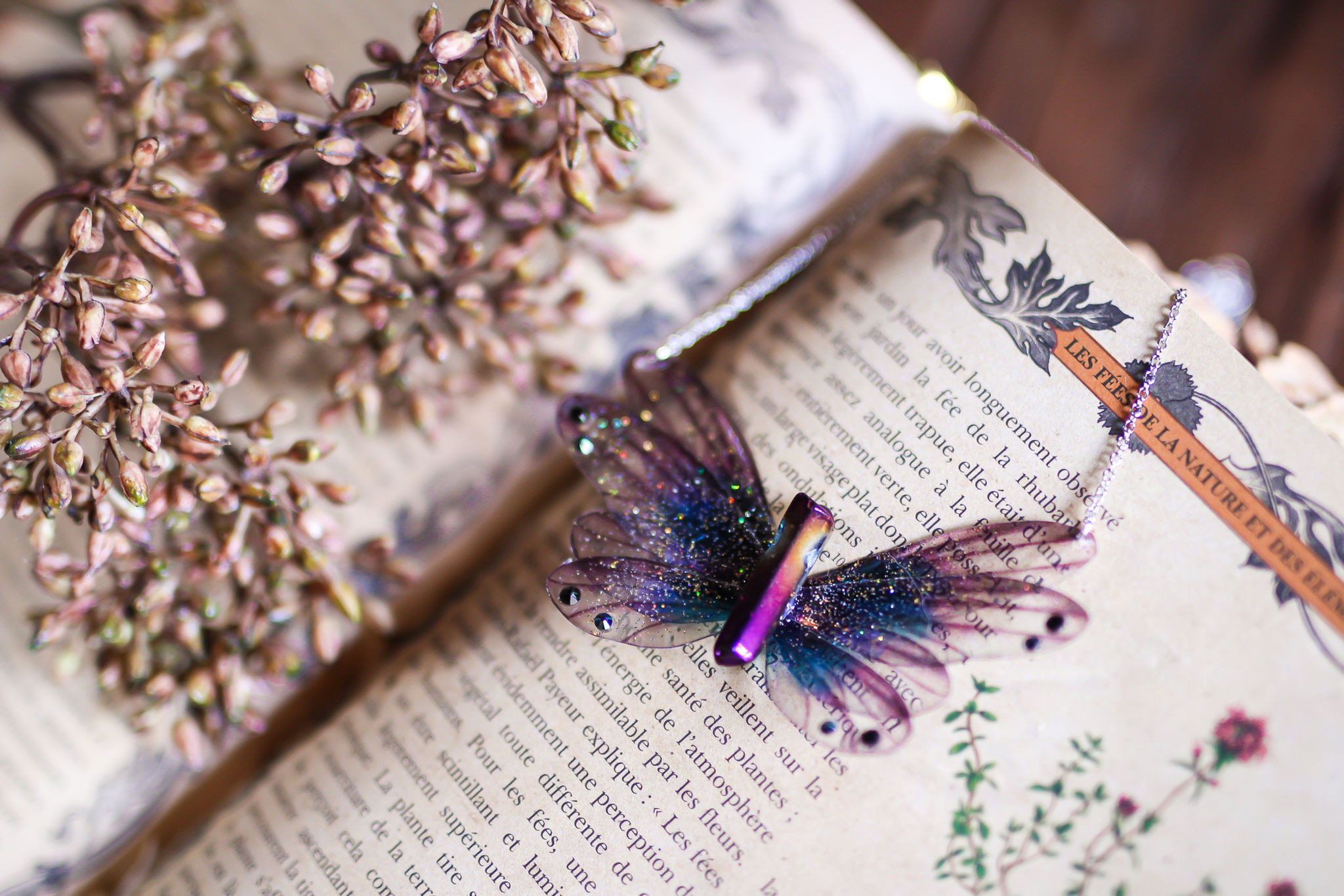 collier bijoux ailes de fée sorcière papillon elfique fantasy féerique couleur bleu nuit avec quartz aura