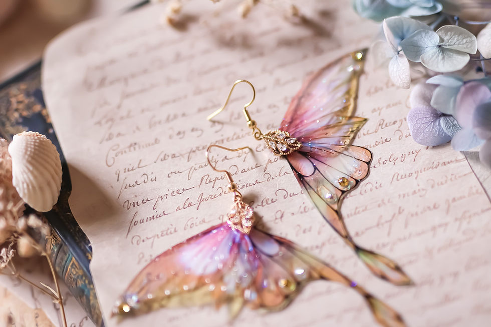 boucles d'oreilles bijoux ailes de fée ailes de sirène nageoire papillon elfique fantasy féerique couleur rose et vert pâle