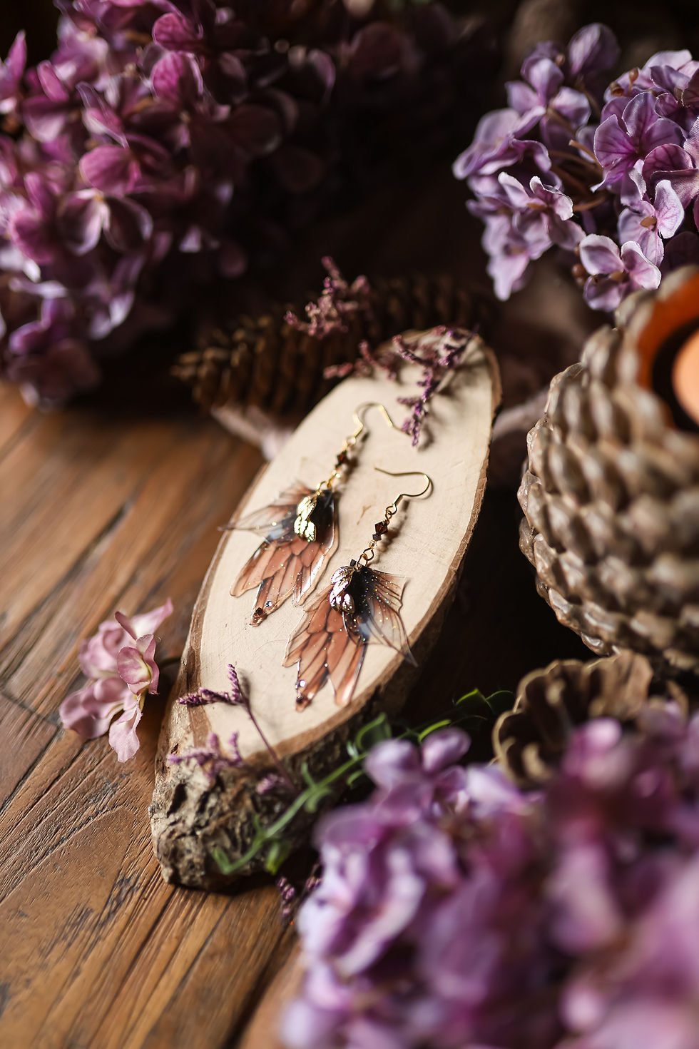 Boucles d’oreilles elfiques artisanales aux ailes de fée d'automne en résine et irisées, bijoux féeriques réalisés à la main.