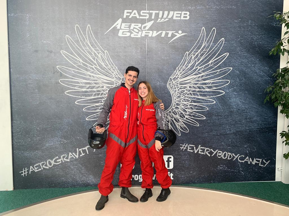 Ragazzi in tuta rossa all'Aerogravity