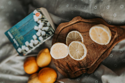Lac de cruseilles avec décoration plaid et ciront lors d'une séance photo portrait en fin de journée d'été avec la photographe marina.m.capturer