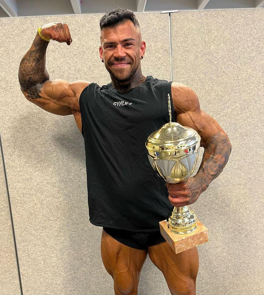 Marius "Swaggy Bodybuilding" Platz 1 mit Pokal im schwarzen Gymlife "Titantread" Tank Top