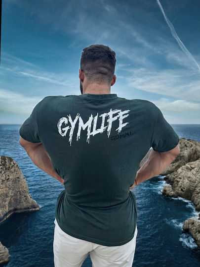 Bodybuilder am Meer im Gymlife Chiseled Oversize Shirt Green