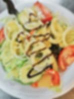 Salat mit Tomaten, Gurken und Zwiebeln