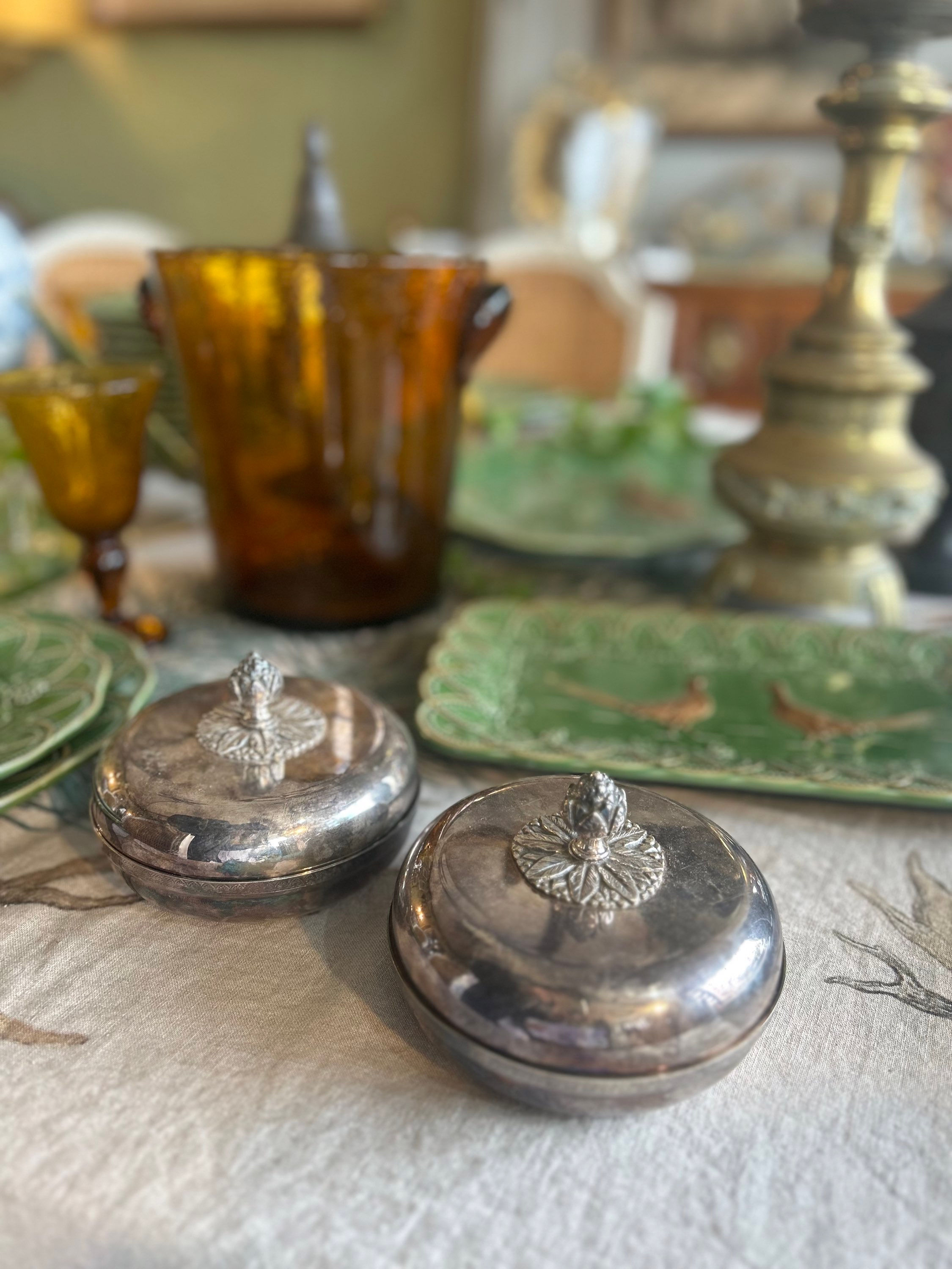 Petite boîte en métal argenté 