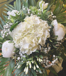 Bouquet de fleurs blanches avec hortensias, pivoines et gypsophiles, pour une composition douce et élégante.