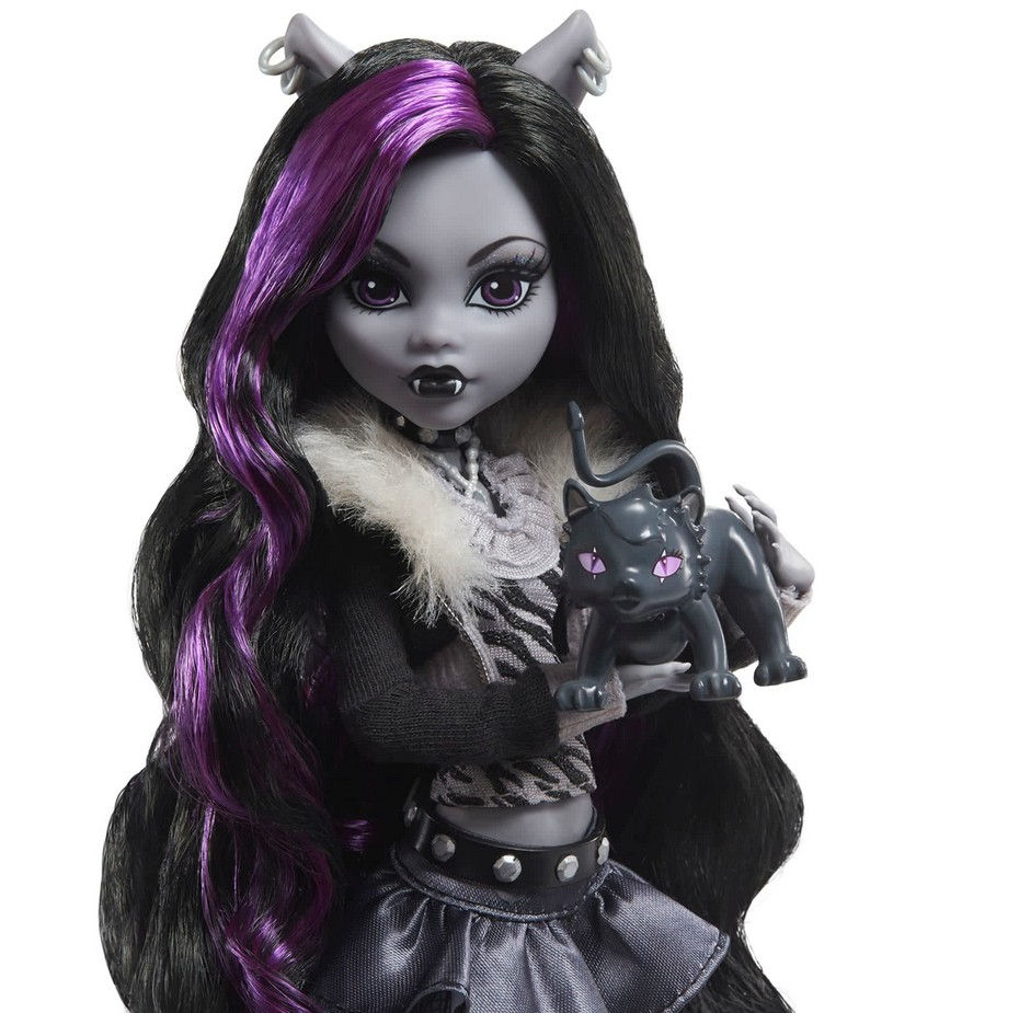 Thumbnail: Monster High Reel Drama Clawdeen Wolf Doll head shot - Mattel