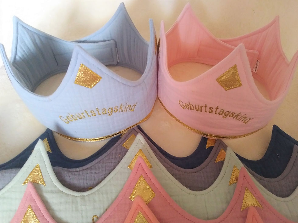 Geburtstagskrone aus Misselin mit goldenen Applikationen